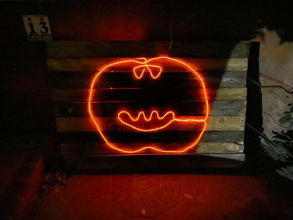 DIY Pallet Halloween Neon Sig