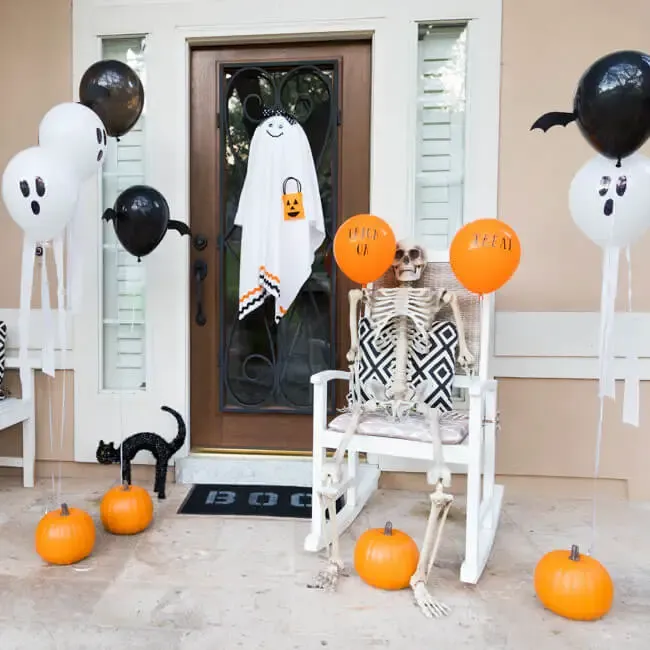 Decorate Halloween Porch With Balloons