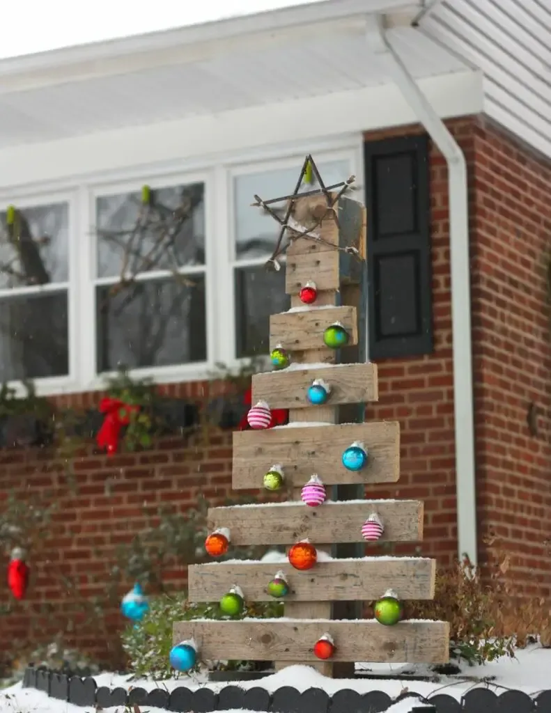 Pallet Tree With Ornaments By Buzz Mills